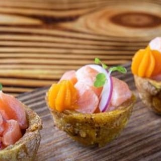 Ceviche De Salmon en Canasta De Toston