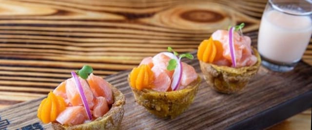 Ceviche De Salmon en Canasta De Toston.